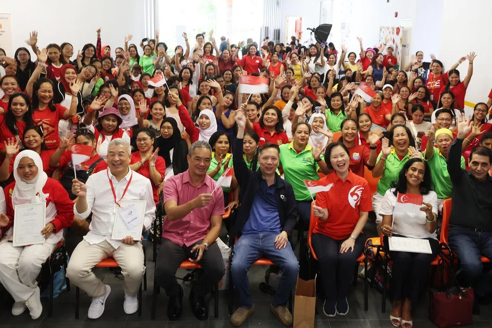 Menteri Negara (Pendidikan merangkap Tenaga Manusia), Cik Gan Siow Huang (tiga dari kanan) bersama pembantu rumah migran (MDW) dari pelbagai negara di acara Karnival Hari Kebangsaan pada 11 Ogos.