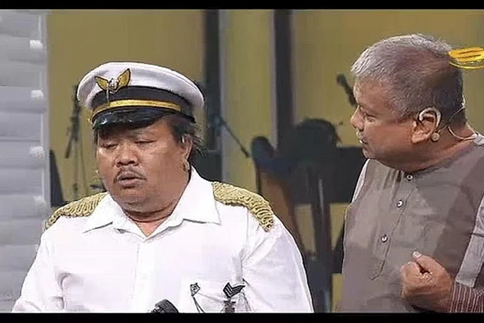 MENGHIBURKAN!: Satu lagi persembahan komedi dari Alias bersama teman lawak Husin Saaban yang menggeletek hati, dalam sketsa Sinar Lebaran 2015. - Foto SURIA