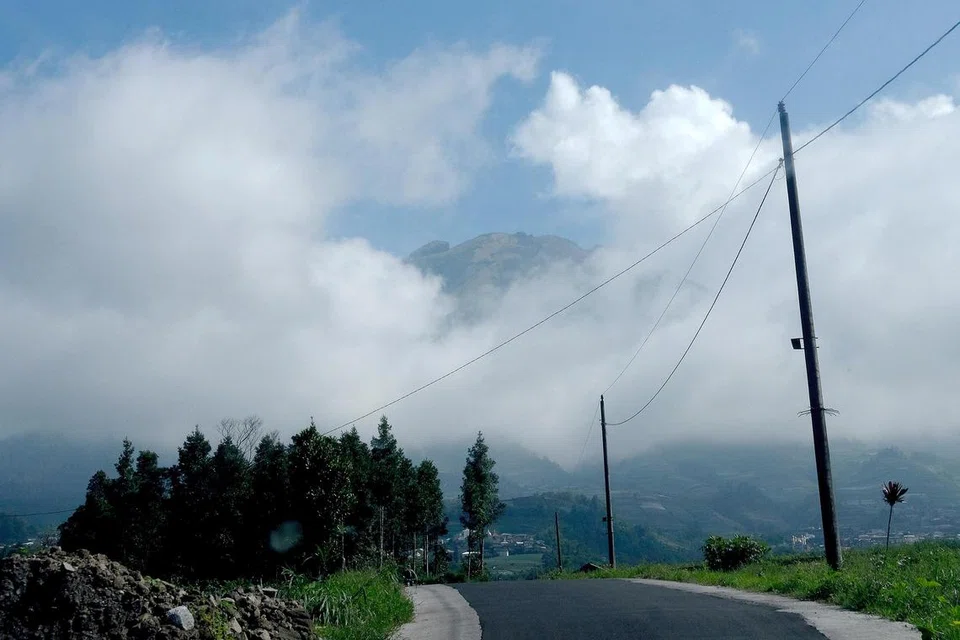 Terlihat Gunung Sumbing diselubungi awan dalam perjalanan ke Nepal van Java 