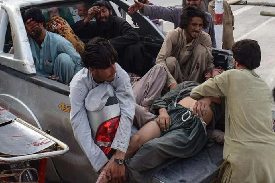 Seorang mangsa letupan bom dibawa ke hospital di Quetta pada 13 Julai 2018, dalam serangan kedua semasa rapat politik sedang kebimbangan keganasan meningkat menjelang hari mengundi di Pakistan. 