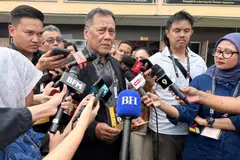Pengerusi Suruhanjaya Pilihan Raya (SPR) Malaysia, Datuk Seri Ramlan Harun, ketika sidang media selepas meninjau pusat pengundi di Sekolah Menengah Agama Dato Klana Petra Maamor, Ampangan, Seremban, semasa Pilihan Raya Negeri (PRN) Negeri Sembilan ke-16, pada 1 Ogos.