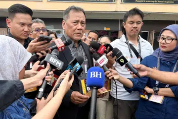 Pengerusi Suruhanjaya Pilihan Raya (SPR) Malaysia, Datuk Seri Ramlan Harun, ketika sidang media selepas meninjau pusat pengundi di Sekolah Menengah Agama Dato Klana Petra Maamor, Ampangan, Seremban, semasa Pilihan Raya Negeri (PRN) Negeri Sembilan ke-16, pada 1 Ogos.