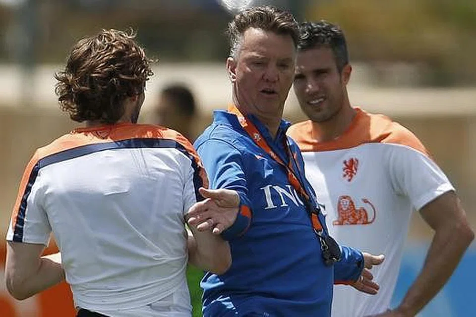 KAPTEN BARU: Jurulatih Belanda, Louis van Gaal (tengah), menunjukkan kepada Robin Van Persie (kanan) dan Daley Blind teknik permainan yang diinginkannya dalam satu sesi latihan pasukan di Lagos. - Foto REUTERS