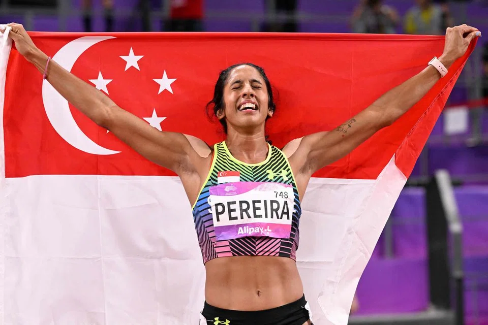 MENANG EMAS: Shanti Pereira merangkul pingat emas sukan olahraga pertama Singapura di Sukan Asia dalam tempoh hampir 50 tahun.