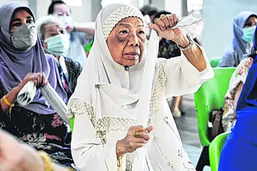 KEKAL AKTIF: Menjaga kesihatan dan kekal aktif, seperti yang ditunjukkan Cik Habsah Abdul Hadi, 77 tahun, (gambar) adalah antara perkara penting dalam meniti kehidupan dengan bermakna di kala usia senja. 