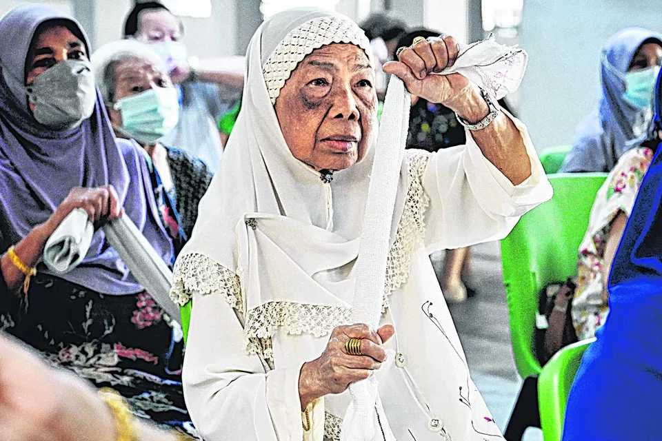 KEKAL AKTIF: Menjaga kesihatan dan kekal aktif, seperti yang ditunjukkan Cik Habsah Abdul Hadi, 77 tahun, (gambar) adalah antara perkara penting dalam meniti kehidupan dengan bermakna di kala usia senja. 