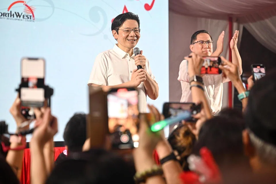 Lebih 1,000 penduduk dan pemimpin akar umbi meraikan, Encik Lawrence Wong, selepas beliau mengangkat sumpah sebagai Perdana Menteri.