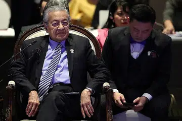 MAHU KOTAKAN JANJI: Dr Mahathir berharap pengundi Tanjung Piai akan memilih calon Pakatan Harapan sebagai Anggota Parlimen mereka agar kerajaan akan dapat meneruskan program pembangunannya di kawasan undi tersebut. - Foto REUTERS