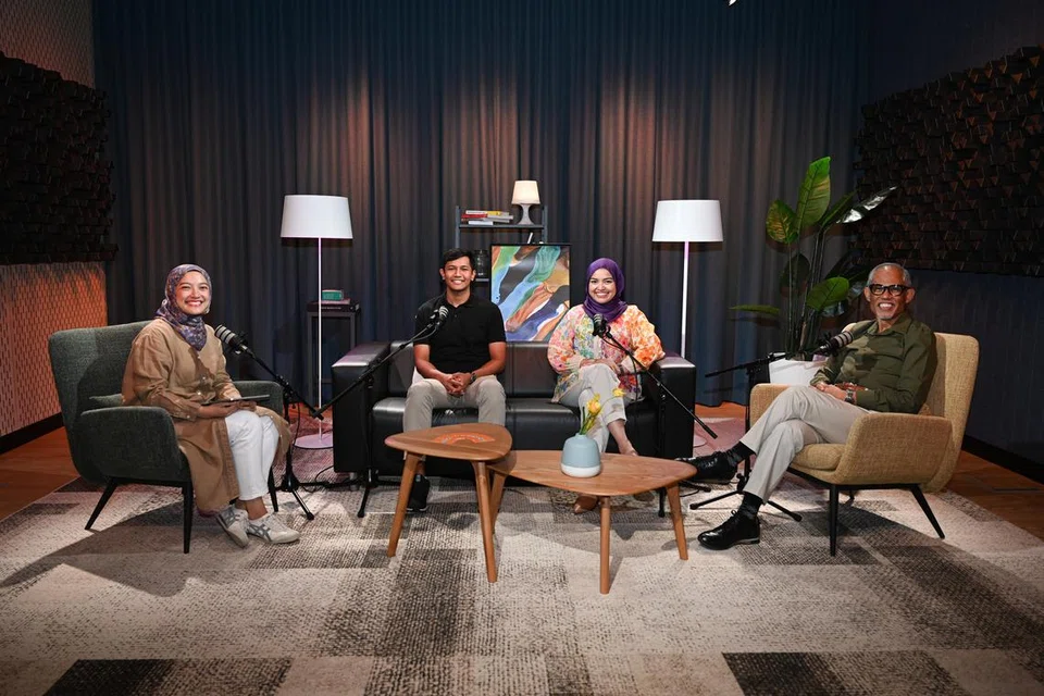 (Dari kiri) Hos dan Penerbit Podcast ‘No Tapis’, Cik Natasha Mustafa; atlet boling Singapura, Encik Nu’man Syahmi Yusri; guru muzik dan pengasas NJ Studio, Cik Nabillah Jalal; dan Menteri Pembangunan Sosial dan Keluarga, Encik Masagos Zulkifli Masagos Mohamad; semasa sesi rakaman podcast ‘No Tapis’.