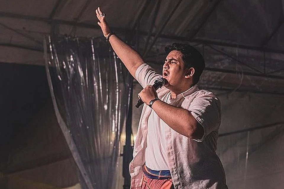 NIKMATI UKHUWAH KELUARGA: Artis hip hop setempat, ABANGSAPAU, meluangkan masa menghasilkan muzik dan belajar dari rumah pada bulan Ramadan di samping menikmati masakan ibu setiap hari. - Foto ihsan ABANGSAPAU