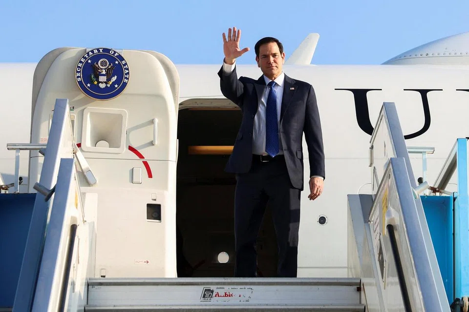 Setiausaha Negara Amerika Syarikat, Marco Rubio, melambai ketika berlepas dari Israel menuju ke Arab Saudi di Lapangan Terbang Ben Gurion, Tel Aviv, Israel pada 17 Februari 2025. 