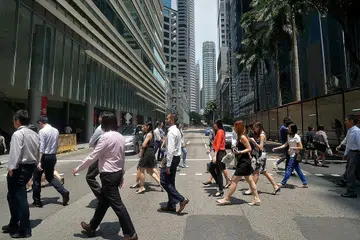 MENUNJUKKAN PENINGKATAN: Meskipun pasaran buruh terus menunjukkan peningkatan dengan jumlah pemberhentian kerja yang merosot, pemberhentian kerja masih boleh terus dijangkakan dalam sektor dan firma tertentu. - Foto fail