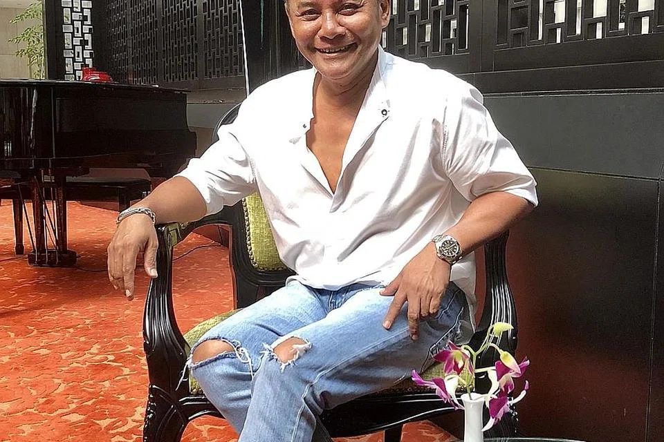 PERKONGSIAN JUJUR: Datuk Zainal Abidin yang terkenal dengan lagu 'Hanya Di Radio' dan 'Kita Serupa' (bersama kumpulan Headwind) ingin membuka kisah perjalanan seninya secara telus dalam konsert 'Zainal Abidin Featuring Headwind' di Dewan Konsert Esplanade pada 1 Januari 2019. - Foto BH oleh HARYANI ISMAIL