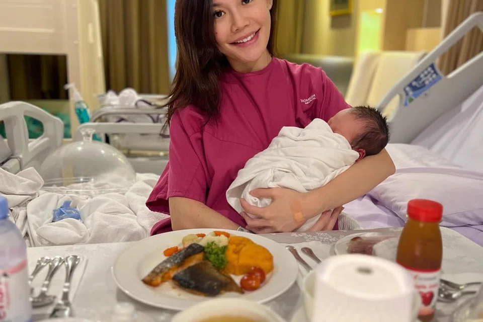 Cik Maybeline Sim menempah suite keluarga di Thomson Medical apabila beliau melahirkan anak keduanya. Bilik itu dilengkapi dengan katil dua tingkat dan kawasan permainan supaya anak kecilnya boleh ikut menginap.