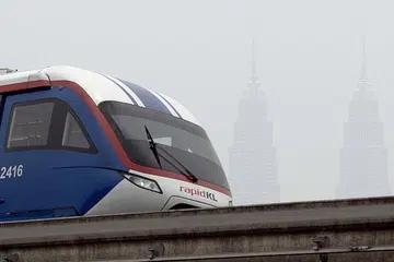 DISELUBUNGI JEREBU: Jarak penglihatan Menara Berkembar Petronas KLCC Kuala Lumpur terbatas ekoran jerebu dengan Indeks Pencemaran Udara (IPU) mencatatkan bacaan 150 iaitu tidak sihat. - Foto BERNAMA 