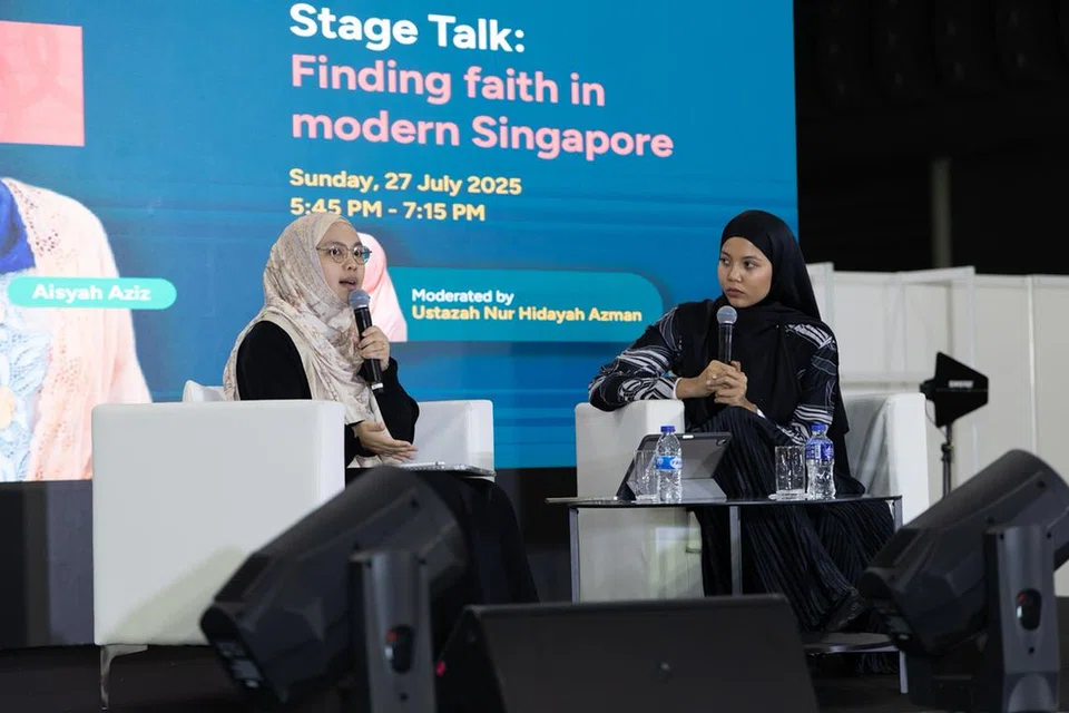 Penyanyi Aisyah Aziz (kanan) dan Ustazah Nur Hidayah Azman berkongsi kisah hijrah penuh inspirasi, menyuntik semangat bahawa perubahan diri dan pendalaman ilmu agama boleh berlaku pada setiap usia.