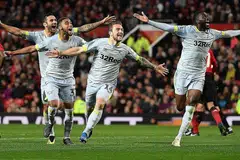 RAIKAN GOL: Penyerang Derby, Jack Marriott (tengah) meraikan gol kedua pasukannya ketika menentang Manchester United pagi semalam. Derby menewaskan Manchester United yang beraksi 10 orang 8-7 dalam penentuan penalti untuk menempah tempat ke kelompok 16 terakhir Piala Liga. - Foto AFP