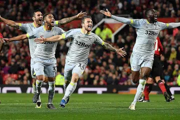 RAIKAN GOL: Penyerang Derby, Jack Marriott (tengah) meraikan gol kedua pasukannya ketika menentang Manchester United pagi semalam. Derby menewaskan Manchester United yang beraksi 10 orang 8-7 dalam penentuan penalti untuk menempah tempat ke kelompok 16 terakhir Piala Liga. - Foto AFP