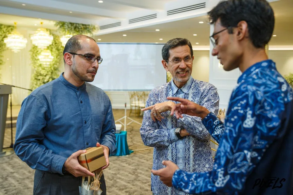 Presiden Lembaga Biasiswa Kenangan Maulud (LBKM) dan Anggota Parlimen Dilantik (NMP), Dr Syed Harun Taha Alhabsyi (kiri), bersama mantan presiden Majlis Ugama Islam Singapura (Muis), Encik Mohammad Alami Musa (tengah) turut hadir di Majlis Makan Malam Gala Ulang Tahun ke-60 Persatuan Muslim Universiti Nasional Singapura. Bersama mereka ialah Presiden Persatuan Muslim Universiti Nasional Singapura (NUSMS), Encik Sayyid Harith Mohd Haron.