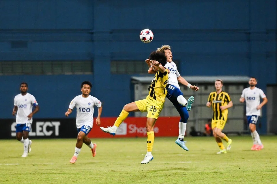 Pemain tengah Lion City Sailors' Kyoga Nakamura (kanan) bertembung bersama pemain pertahanan BG Tampines Rovers, Takeshi Yoshimoto. Perlawanan tersebut berakhir 1-1, menamatkan rekod kemenangan sempurna Sailors.