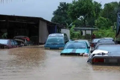 Hujan berterusan telah menyebabkan rumah dan kereta para penduduk di Kampung Pasir Tebrau ditenggelami air akibat banjir.