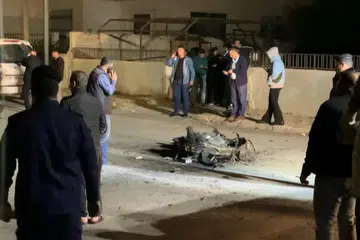 Ejen keselamatan  memeriksa serpihan peluru berpandu yang dilancar Iran ke arah Israel yang dipintas tentera Jordan di  Amman.  