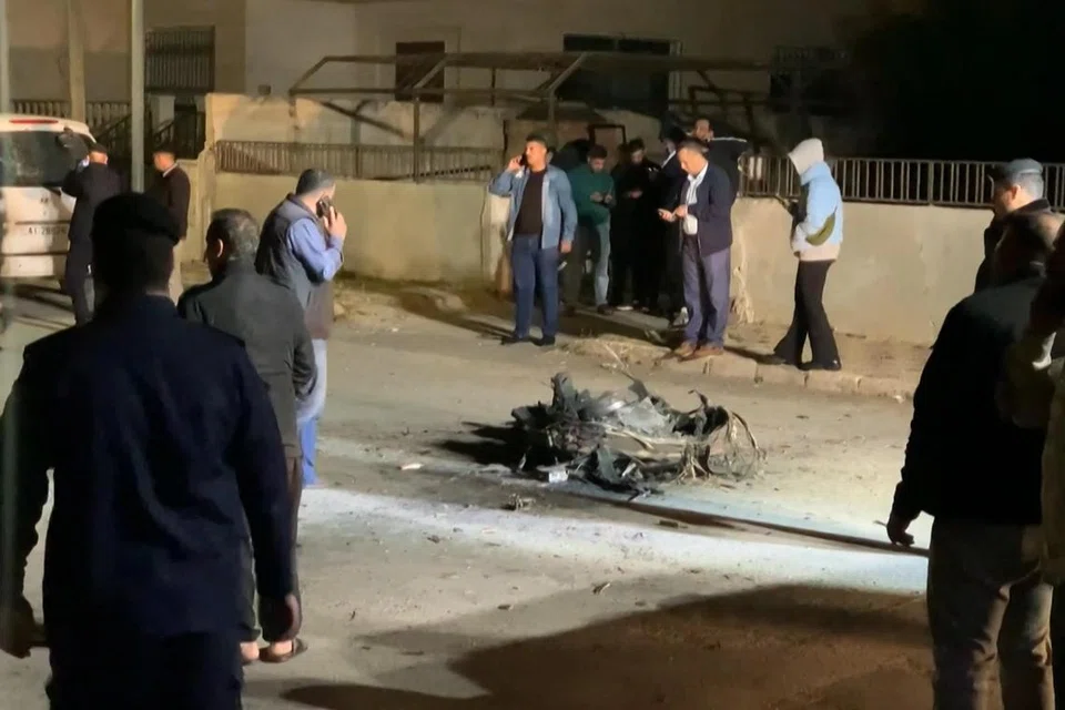 Ejen keselamatan  memeriksa serpihan peluru berpandu yang dilancar Iran ke arah Israel yang dipintas tentera Jordan di  Amman.  