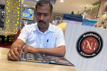 Pengarah tujuh restoran makanan India selatan dan utara di Singapura, Nandhana’s Restaurant, Encik Siva Vadivel Rajendran, di salah sebuah restorannya. Beliau menekankan, prihatin soal
menghidangkan makanan bermutu dan menyihatkan di semua restorannya itu. 