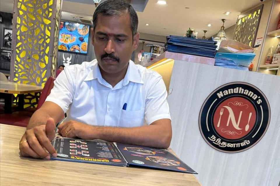 Pengarah tujuh restoran makanan India selatan dan utara di Singapura, Nandhana’s Restaurant, Encik Siva Vadivel Rajendran, di salah sebuah restorannya. Beliau menekankan, prihatin soal
menghidangkan makanan bermutu dan menyihatkan di semua restorannya itu. 