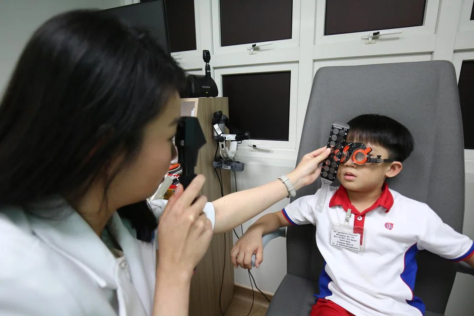 Menurut Profesor Ang, kini terdapat pelbagai rawatan rabun jauh. Ibu bapa perlu bekerjasama dengan karyawan perubatan dalam mengenal pasti risiko rabun jauh pada kanak-kanak sejak awal lagi, dan memilih kaedah campur tangan yang sesuai.