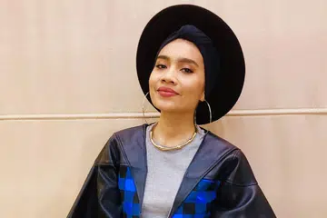 SKOP KERJA DIPERLUAS: Yuna bukan sahaja penyanyi dan pencipta lagu malah berusaha menyuntik daya kreativiti dan semangat positif selaku pengarah klip video kumpulan duo Hani & Zue, Alone. - Foto BM oleh HARYANI ISMAIL