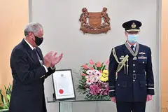 ANUGERAH BERPRESTIJ: Marshal Udara(AM) Melvin Hupfeld (kanan) telah menerima anugerah Pingat Jasa Gemilang (Tentera) yang disampaikan Menteri Pertahanan Dr Ng Eng Hen (kiri) semalam. - Foto MINDEF