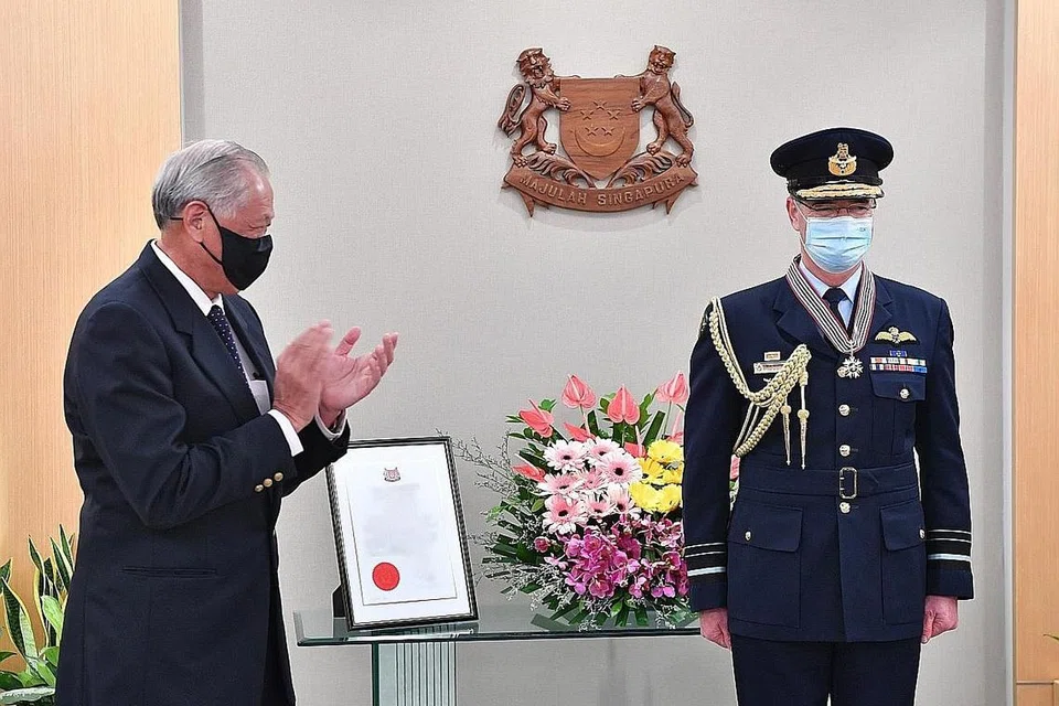 ANUGERAH BERPRESTIJ: Marshal Udara(AM) Melvin Hupfeld (kanan) telah menerima anugerah Pingat Jasa Gemilang (Tentera) yang disampaikan Menteri Pertahanan Dr Ng Eng Hen (kiri) semalam. - Foto MINDEF