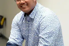 INSPIRASI MENERUSI MUZIK: Encik Azmi Hassan, yang dahulu pernah meringkuk dalam penjara, kini menggunakan minatnya dalam muzik untuk memberi inspirasi kepada banduan mengubah haluan hidup mereka ke arah kebaikan.