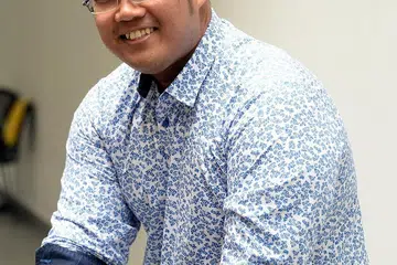 INSPIRASI MENERUSI MUZIK: Encik Azmi Hassan, yang dahulu pernah meringkuk dalam penjara, kini menggunakan minatnya dalam muzik untuk memberi inspirasi kepada banduan mengubah haluan hidup mereka ke arah kebaikan.