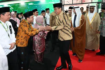 Presiden Indonesia, Encik Joko ‘Jokowi’ Widodo (empat dari kiri) hadir dalam majilis peringatan 101 tahun Nahdlatul Ulama (NU) di Sleman, Yogyakarta, pada 31 Januari.