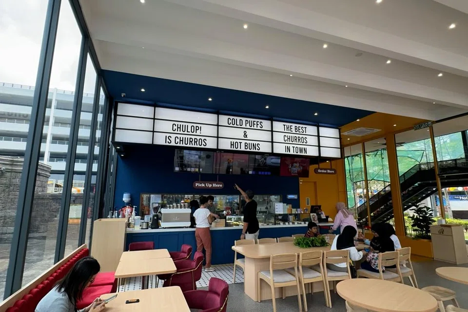 Kafe ‘Chulop! And Boms & Buns Experience Store’ di Bangi Avenue, Selangor Malaysia mempunyai tempat yang luas untuk pelanggan menikmati pencuci mulut ‘Churros’ dan ‘Choux Buns’. 