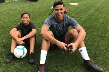 ADA HASRAT TERSENDIRI: Irfan telah beberapa kali melahirkan hasratnya untuk mendapatkan kontrak profesional dari sebuah kelab Eropah. Bersama Irfan ialah adiknya, Iryan.- Foto ihsan IRFAN FANDI AHMAD