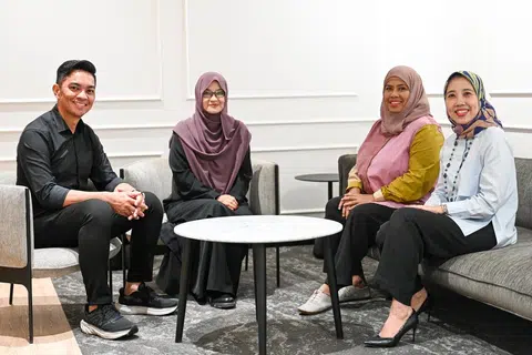 (Dari kiri) Encik Didicazli Cindy Ismail, Ustazah Dr Nur ‘Alaniah Wahid, Cik Saleemah Ismail dan Cik Aidaroyani Adam mengetuai tiga kumpulan sokongan baru yang dilancar semasa ‘Forum Rangkaian Pemulihan Pertubuhan Melayu/Islam 2024’ yang diadakan di ibu pejabat Kementerian Ehwal Dalam Negeri (MHA) di Irrawaddy Road, pada 25 September. 