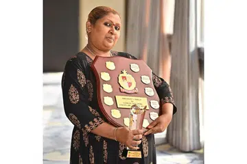 IBU TELADAN: Cik Pandithurai Parimala menerima Anugerah Ibu Teladan 2022 anjuran Jamiyah Singapura pada majlis yang diadakan di Swissotel The Stamford semalam. - Foto BM oleh DIOS VINCOY JR