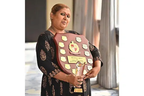 IBU TELADAN: Cik Pandithurai Parimala menerima Anugerah Ibu Teladan 2022 anjuran Jamiyah Singapura pada majlis yang diadakan di Swissotel The Stamford semalam. - Foto BM oleh DIOS VINCOY JR