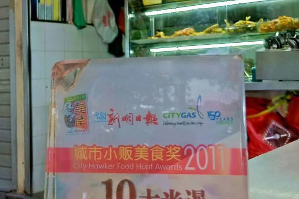AIR TANGAN 'EMAK-EMAK': Gerai kelolaan Cik Aminah Sanwan di Pusat Makanan Sembawang Hill pernah mendapat pengiktirafan kerana masakannya yang sedap - City Hawker Food Hunt Award 2011, berupa plak anjuran City Gas dan akhbar Shin Min Daily News pada 2011 (gambar atas); dan Singapore Best Food - Enjoy - Top Rated Food lima bintang 2017, anjuran portal makanan persendirian. - Foto BM oleh SAINI SALLEH