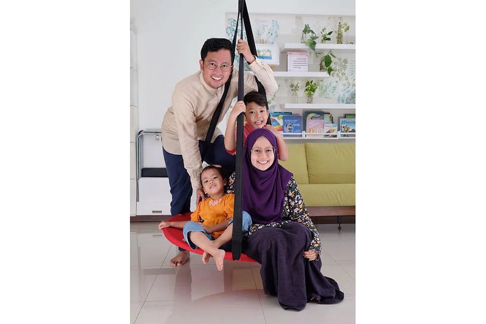SENTIASA PERBAHARUI NIAT: Cik Far'ain Jaafar dan suami, Encik Muhammad Syafiq Sunardi, sudi membuka ruang hati dan rumah mereka kepada anak-anak titipan yang memerlukan tempat berteduh. Pasangan itu mempunyai anak kandung, Khalief (berbaju merah), lapan tahun, dan Nuhyah (berbaju jingga), tiga tahun. - Foto BM oleh KHALID BABA