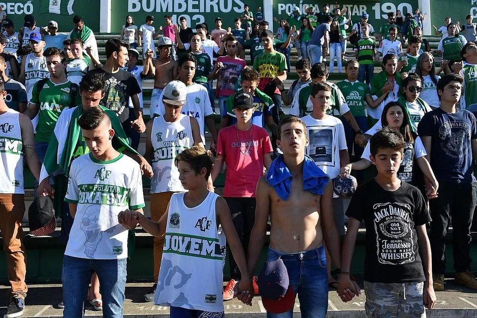 RATAPI PEMERGIAN: Orang ramai di Stadium Arena Conda, Chapeco, Brazil meratapi kematian pemain pasukan Chapecoense Real yang terkorban apabila pesawat yang membawa mereka terhempas di pergunungan di Colombia. - Foto AFP