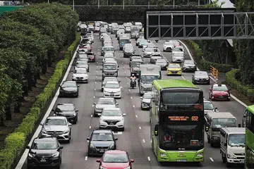 SESAK WAKTU SIBUK: Keadaan jalan raya di CTE menuju ke arah bandar tampak sesak sekitar 8.30 pagi semalam sedang lebih banyak kegiatan ekonomi dijalankan dan lebih ramai pekerja kembali ke tempat kerja. - Foto BH oleh TAY HUI NGI GIN