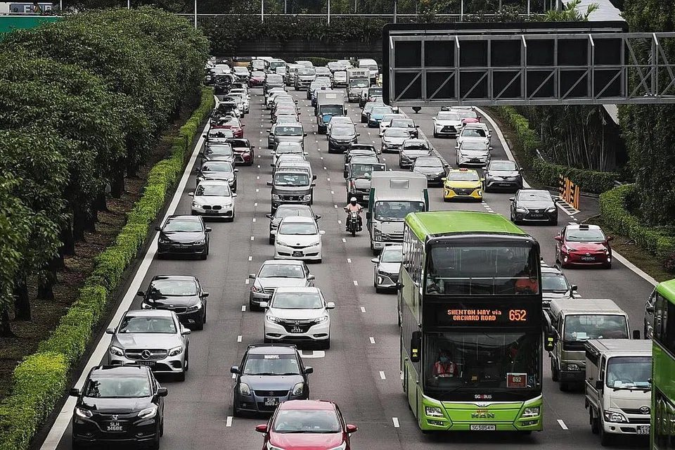 SESAK WAKTU SIBUK: Keadaan jalan raya di CTE menuju ke arah bandar tampak sesak sekitar 8.30 pagi semalam sedang lebih banyak kegiatan ekonomi dijalankan dan lebih ramai pekerja kembali ke tempat kerja. - Foto BH oleh TAY HUI NGI GIN
