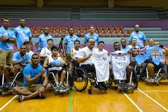 PENGALAMAN UNIK: Beberapa pemain Fiji dan peserta dari Ragbi Kerusi Roda Singapura (SWR) bergambar di akhir satu 'perlawanan persabahatan' ragbi berkerusi roda kelmarin - salah satu acara promosi menjelang kejohanan 7s Singapura HSBC yang akan diadakan di Stadium Negara pada hujung minggu ini. - Foto FIJI AIRWAYS