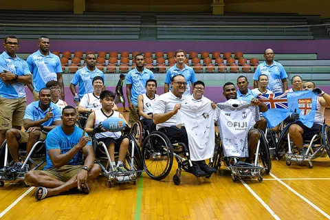 PENGALAMAN UNIK: Beberapa pemain Fiji dan peserta dari Ragbi Kerusi Roda Singapura (SWR) bergambar di akhir satu 'perlawanan persabahatan' ragbi berkerusi roda kelmarin - salah satu acara promosi menjelang kejohanan 7s Singapura HSBC yang akan diadakan di Stadium Negara pada hujung minggu ini. - Foto FIJI AIRWAYS