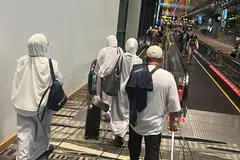TIDAK DAPAT BERANGKAT: Jemaah kelihatan berjalan ke kawasan imigresen di Terminal 3 Lapangan Terbang Changi selepas pesawat SV837 yang sepatutnya berangkat ke Jeddah pada Jumaat, 5 petang ditangguh hingga Ahad 3.30 petang.