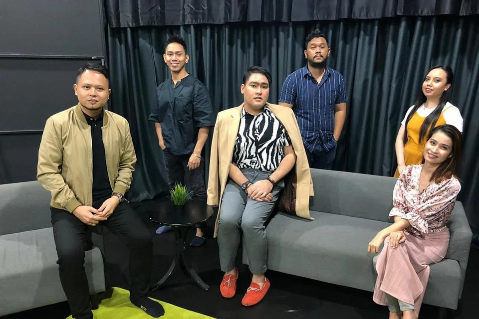 KRU BENGKEL: Pasukan Kreatif dan Pengurusan Projek Akar yang menggembleng tenaga untuk menjayakan program pembelajaran seni secara alam maya tahun ini - (baris depan dari kiri) Encik Raja Hamzah (Pengarah Artistik), Encik Faiz Othman, Cik Azzy Mozerin dan (baris belakang dari kiri) Encik Nizam Salim (Pengarah Komunikasi), Encik Wawan Husen (Pengarah Teknikal) dan Cik Nurdiyana Mustafa. - Foto AKAR 2020